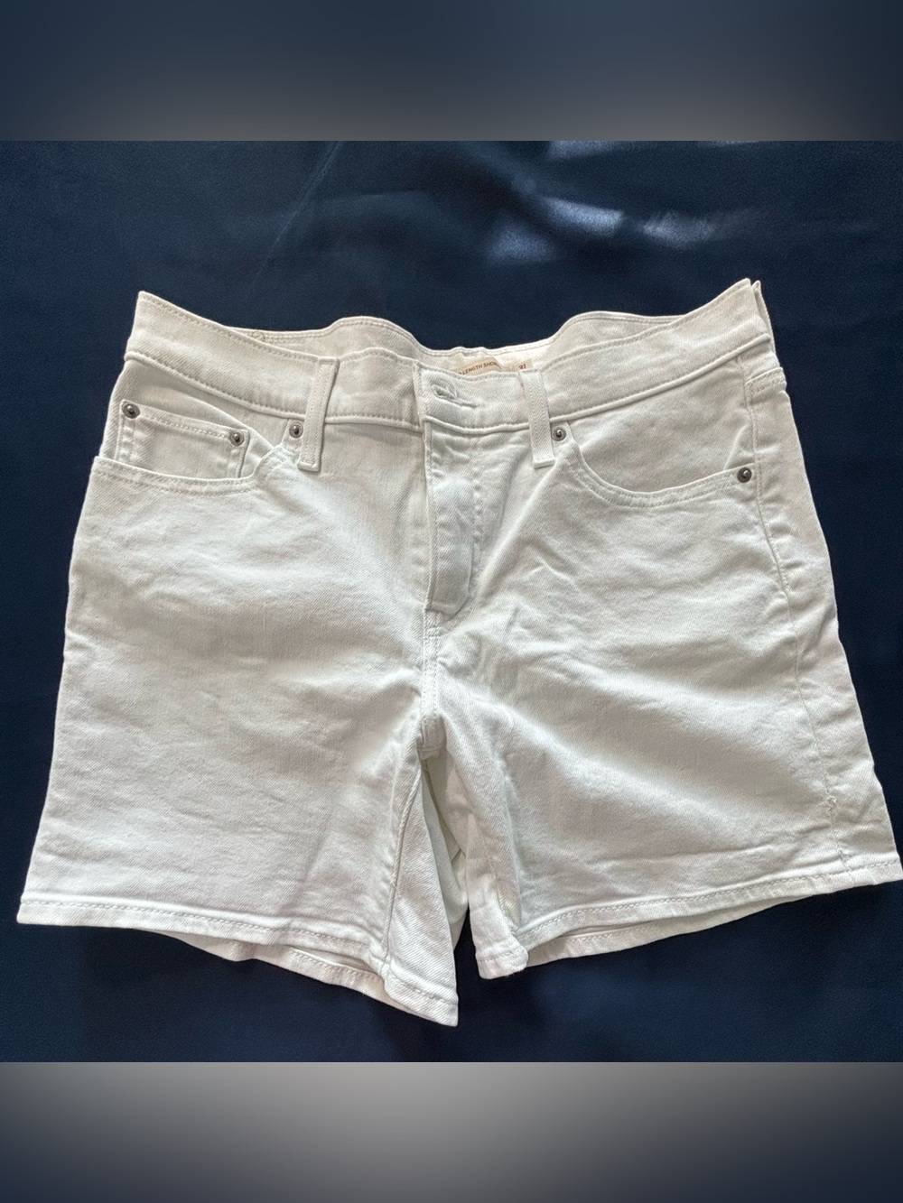 LEVI’S Like NEW Red Tag Mid-Length White Denim Ladies Shorts Size 31